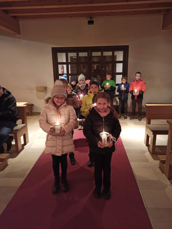 Einzug der Kommunionkinder mit ihren gebastelten Kerzen